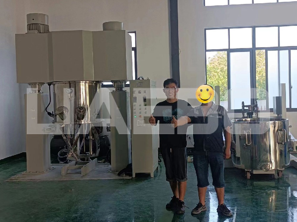 福建某公司500L行星攪拌機調(diào)試成功